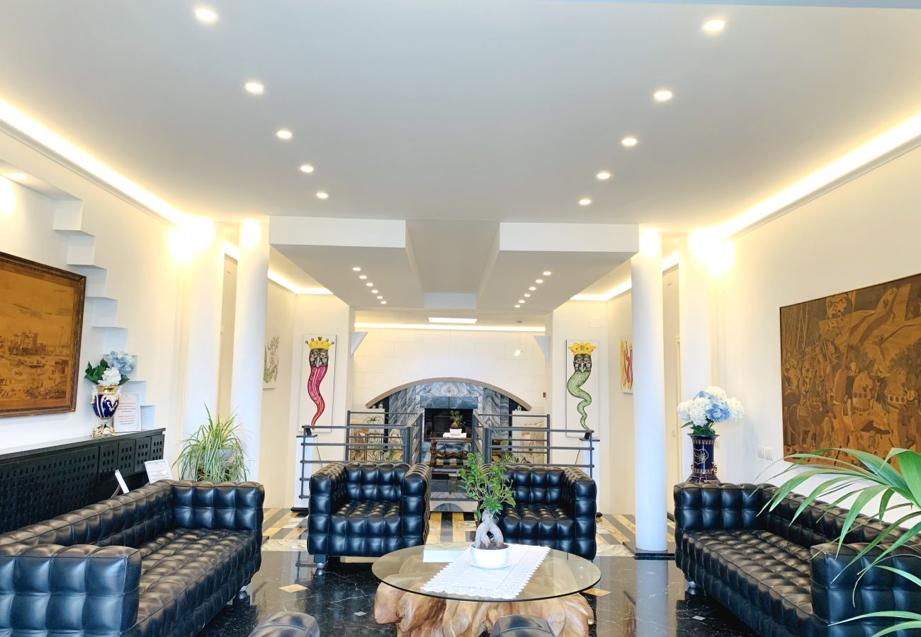 Villa a Sant´Agnello - AMORE RENTALS - Villa Calisto con Piscina Privata, Giardino, Jacuzzi, Vista Maree Parcheggio