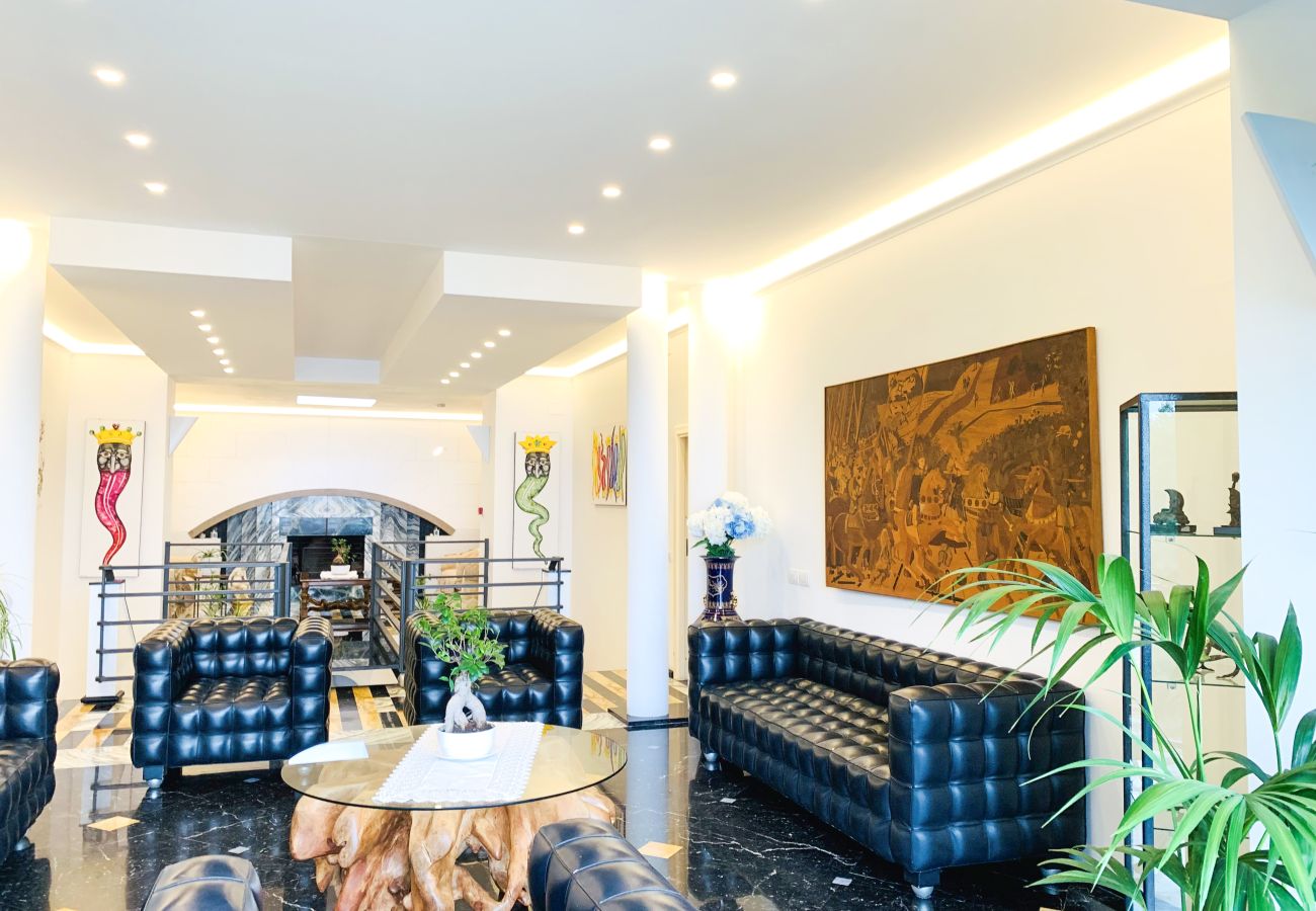 Villa a Sant´Agnello - AMORE RENTALS - Villa Calisto con Piscina Privata, Giardino, Jacuzzi, Vista Maree Parcheggio