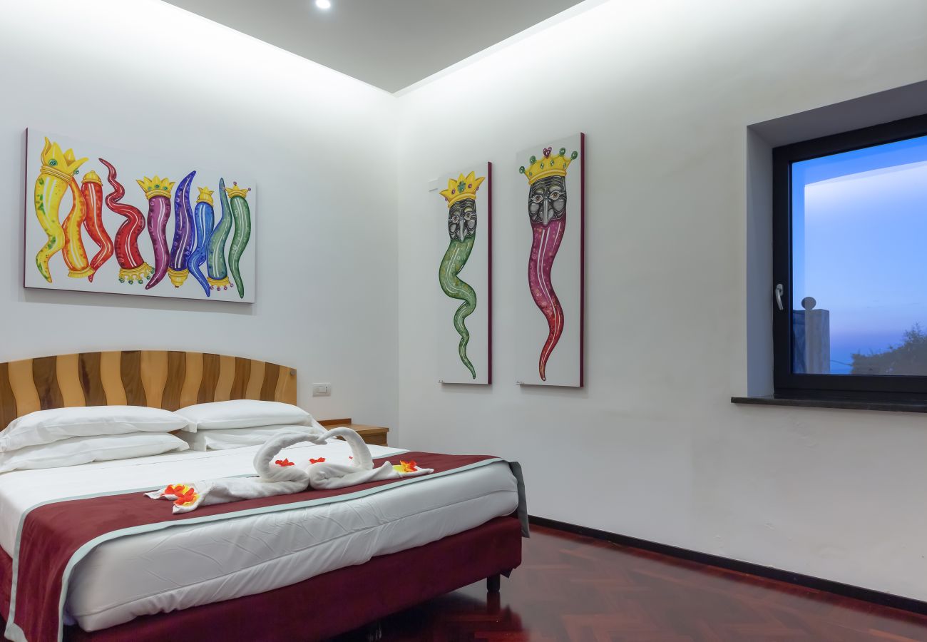 Villa a Sant´Agnello - AMORE RENTALS - Villa Calisto con Piscina Privata, Giardino, Jacuzzi, Vista Maree Parcheggio