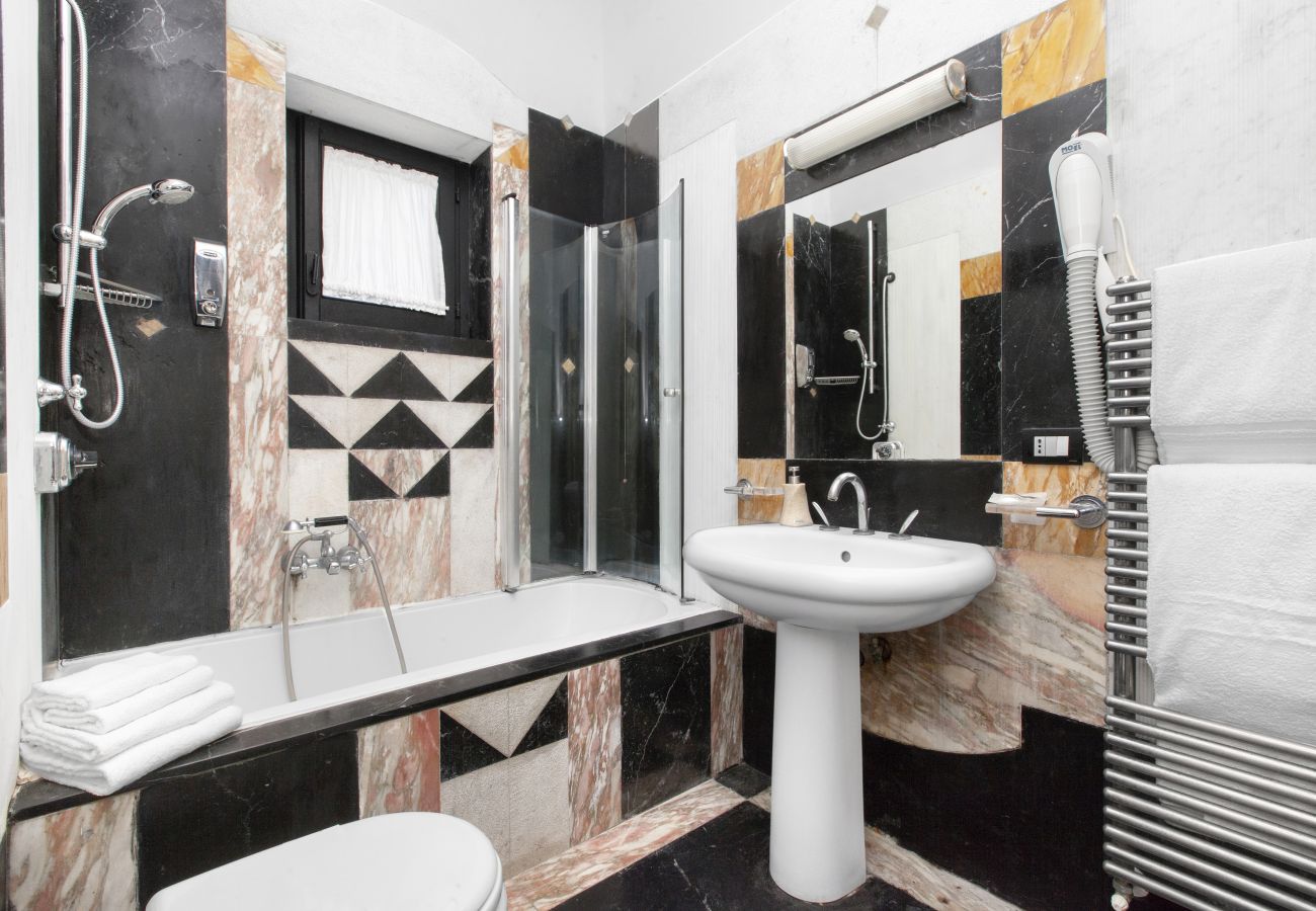 Villa a Sant´Agnello - AMORE RENTALS - Villa Calisto con Piscina Privata, Giardino, Jacuzzi, Vista Maree Parcheggio