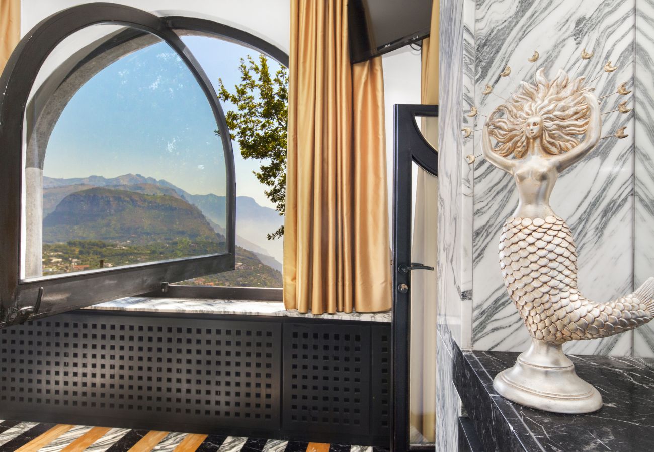 Villa a Sant´Agnello - AMORE RENTALS - Villa Calisto con Piscina Privata, Giardino, Jacuzzi, Vista Maree Parcheggio