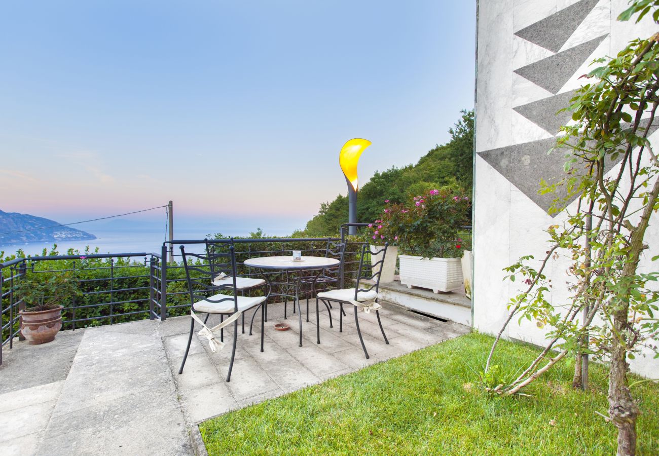 Villa a Sant´Agnello - AMORE RENTALS - Villa Calisto con Piscina Privata, Giardino, Jacuzzi, Vista Maree Parcheggio