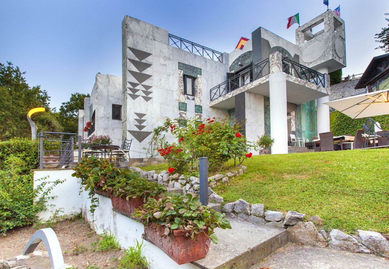 Villa a Sant´Agnello - AMORE RENTALS - Villa Calisto con Piscina Privata, Giardino, Jacuzzi, Vista Maree Parcheggio