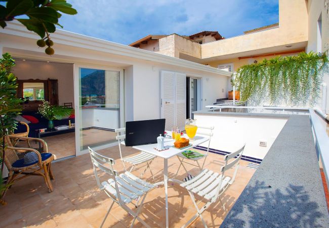  a Sant´Agnello - AMORE RENTALS - Casa Iommart con Terrazza Privata, Aria Condizionata e Internet Wi-Fi