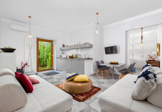  a Sorrento - AMORE RENTALS - Appartamento Sorrento Suite de Charme 1 con Terrazza, Giardino, Aria Condizionata e Internet Wi-Fi