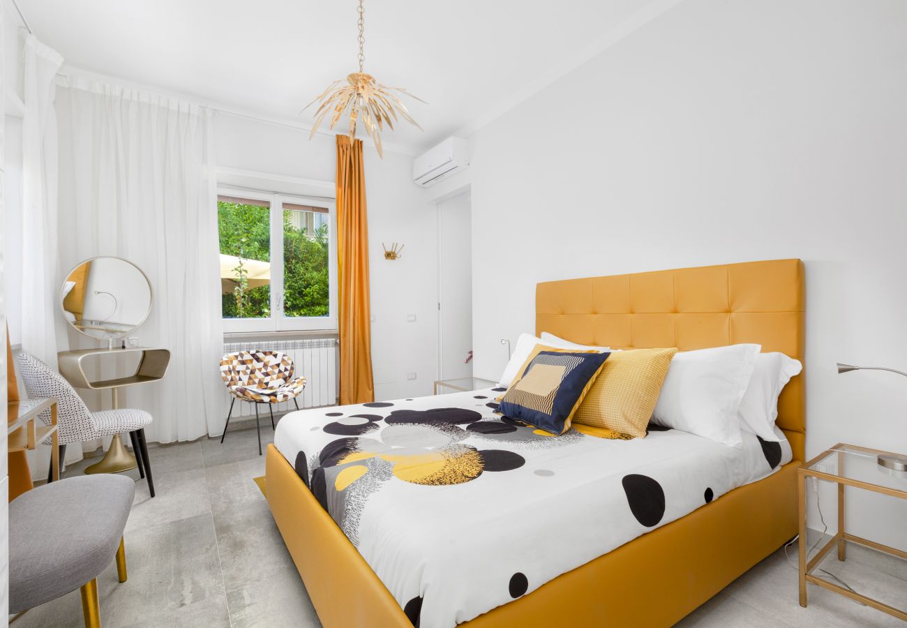 Appartamento a Sorrento - AMORE RENTALS - Appartamento Sorrento Suite de Charme 1 con Terrazza, Giardino, Aria Condizionata e Internet Wi-Fi