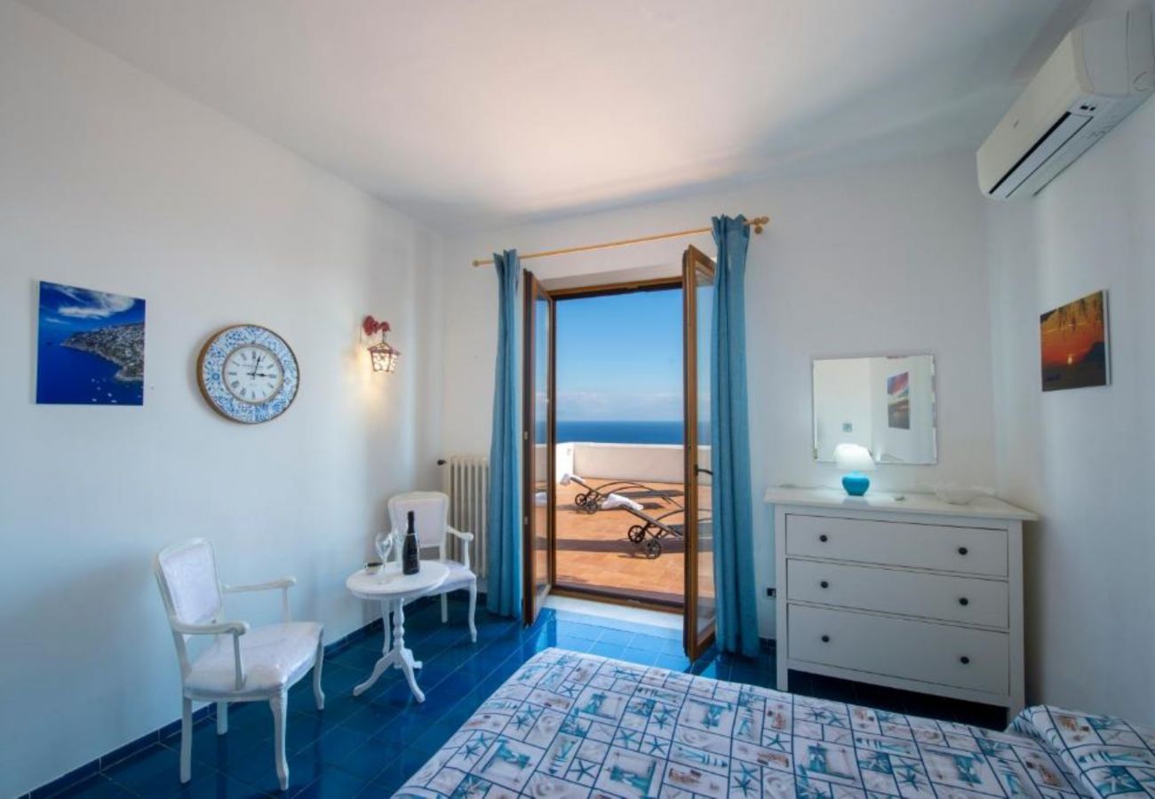 Villa a Praiano - AMORE RENTALS - Villa Isabel con Vista Mare, Terrazzi e Internet Wi-Fi