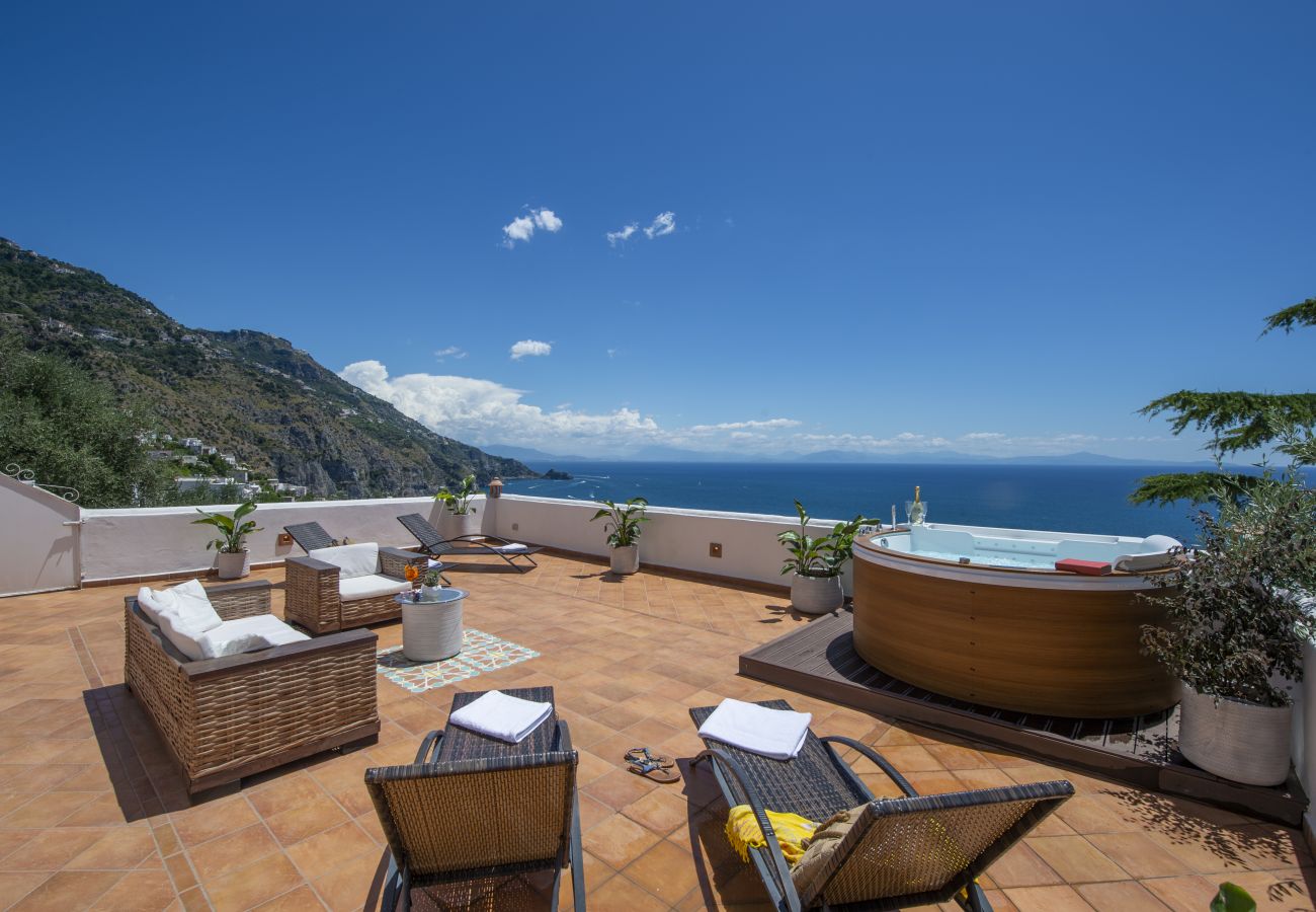 Villa a Praiano - AMORE RENTALS - Villa Isabel con Vista Mare, Terrazzi e Internet Wi-Fi
