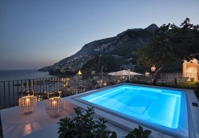 Villa a Amalfi - AMORE RENTALS - Palazzo della Storia con Vista Mare, Vasca Idromassaggio, Terrazzi, Colazione e Aria Condizionata