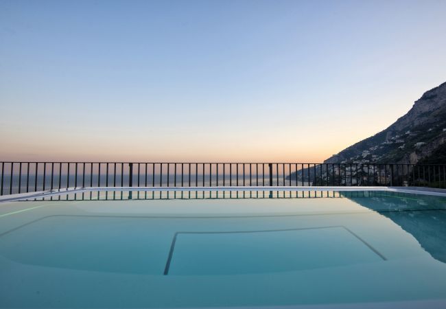 Villa a Amalfi - AMORE RENTALS - Palazzo della Storia con Vista Mare, Vasca Idromassaggio, Terrazzi, Colazione e Aria Condizionata