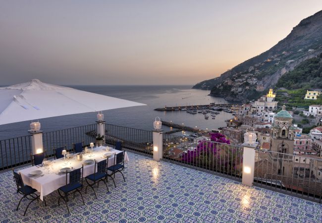 Villa a Amalfi - AMORE RENTALS - Palazzo della Storia con Vista Mare, Vasca Idromassaggio, Terrazzi, Colazione e Aria Condizionata