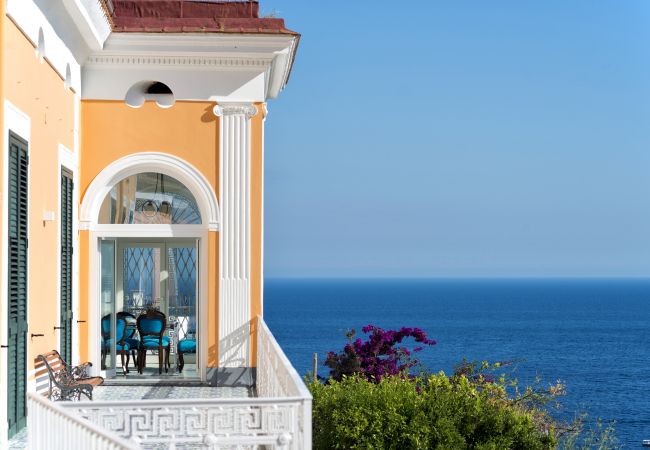 Villa a Amalfi - AMORE RENTALS - Palazzo della Storia con Vista Mare, Vasca Idromassaggio, Terrazzi, Colazione e Aria Condizionata