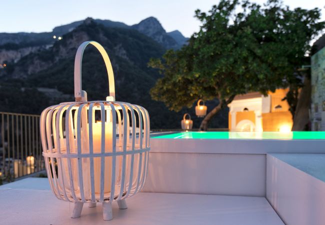 Villa a Amalfi - AMORE RENTALS - Palazzo della Storia con Vista Mare, Vasca Idromassaggio, Terrazzi, Colazione e Aria Condizionata