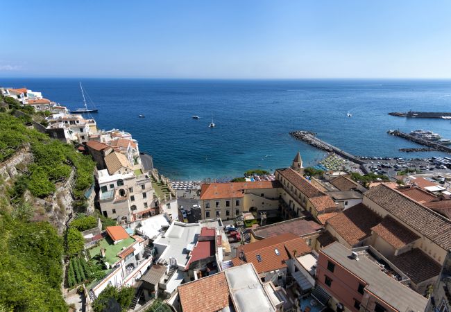 Villa a Amalfi - AMORE RENTALS - Palazzo della Storia con Vista Mare, Vasca Idromassaggio, Terrazzi, Colazione e Aria Condizionata