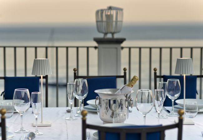 Villa a Amalfi - AMORE RENTALS - Palazzo della Storia con Vista Mare, Vasca Idromassaggio, Terrazzi, Colazione e Aria Condizionata