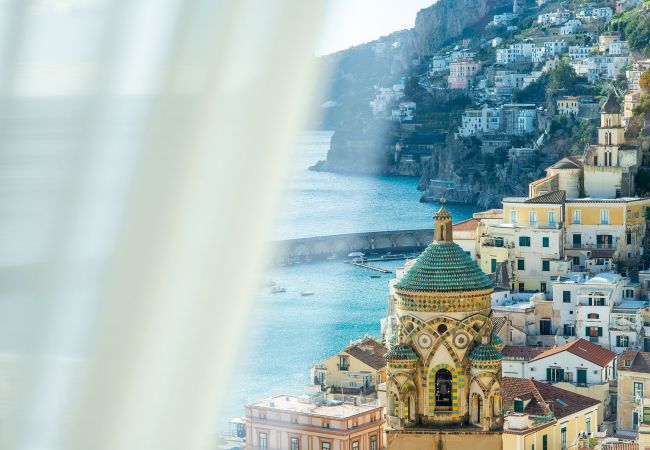 Villa a Amalfi - AMORE RENTALS - Palazzo della Storia con Vista Mare, Vasca Idromassaggio, Terrazzi, Colazione e Aria Condizionata