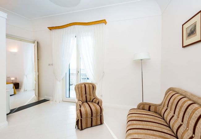 Villa a Amalfi - AMORE RENTALS - Palazzo della Storia con Vista Mare, Vasca Idromassaggio, Terrazzi, Colazione e Aria Condizionata Villa a Amalfi - AMORE RENTALS - Palazzo della Storia con Vista Mare, Vasca Idromassaggio, Terrazzi, Colazione e Aria Condizionata