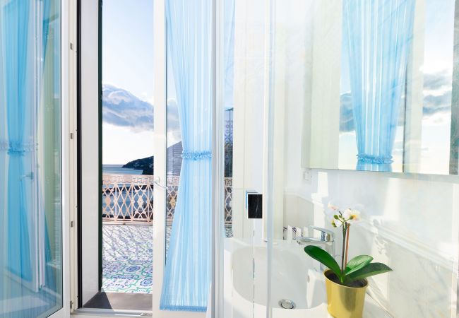 Villa a Amalfi - AMORE RENTALS - Palazzo della Storia con Vista Mare, Vasca Idromassaggio, Terrazzi, Colazione e Aria Condizionata