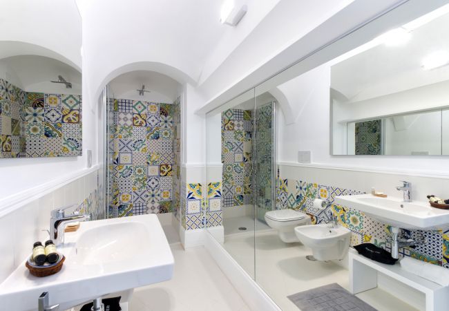 Villa a Amalfi - AMORE RENTALS - Palazzo della Storia con Vista Mare, Vasca Idromassaggio, Terrazzi, Colazione e Aria Condizionata