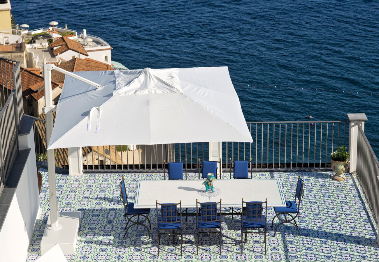 Villa a Amalfi - AMORE RENTALS - Palazzo della Storia con Vista Mare, Vasca Idromassaggio, Terrazzi, Colazione e Aria Condizionata