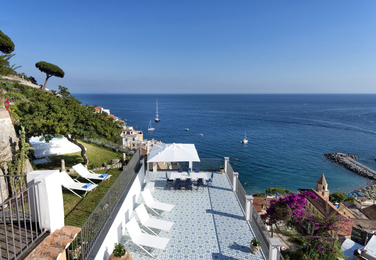 Villa a Amalfi - AMORE RENTALS - Palazzo della Storia con Vista Mare, Vasca Idromassaggio, Terrazzi, Colazione e Aria Condizionata