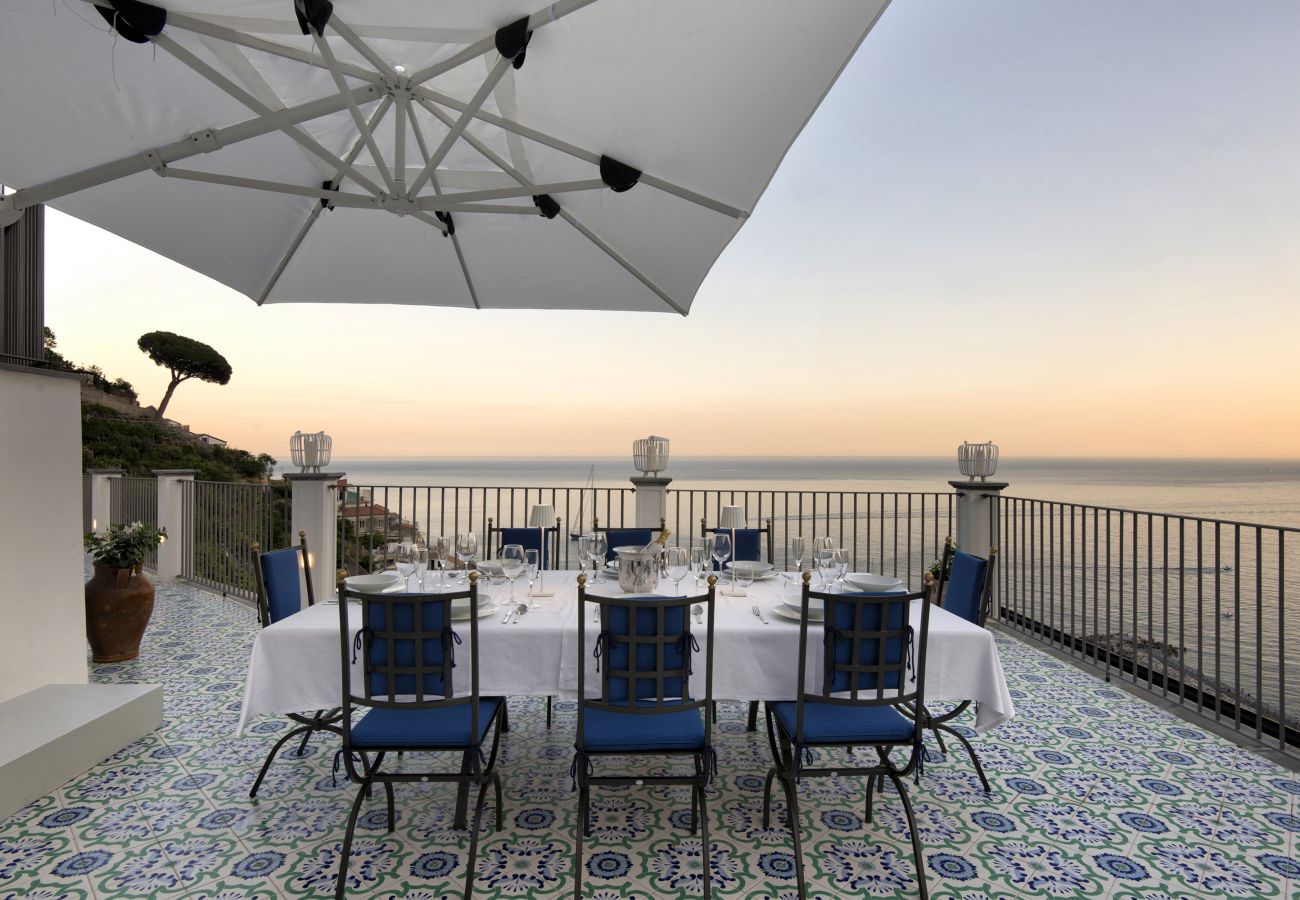 Villa a Amalfi - AMORE RENTALS - Palazzo della Storia con Vista Mare, Vasca Idromassaggio, Terrazzi, Colazione e Aria Condizionata