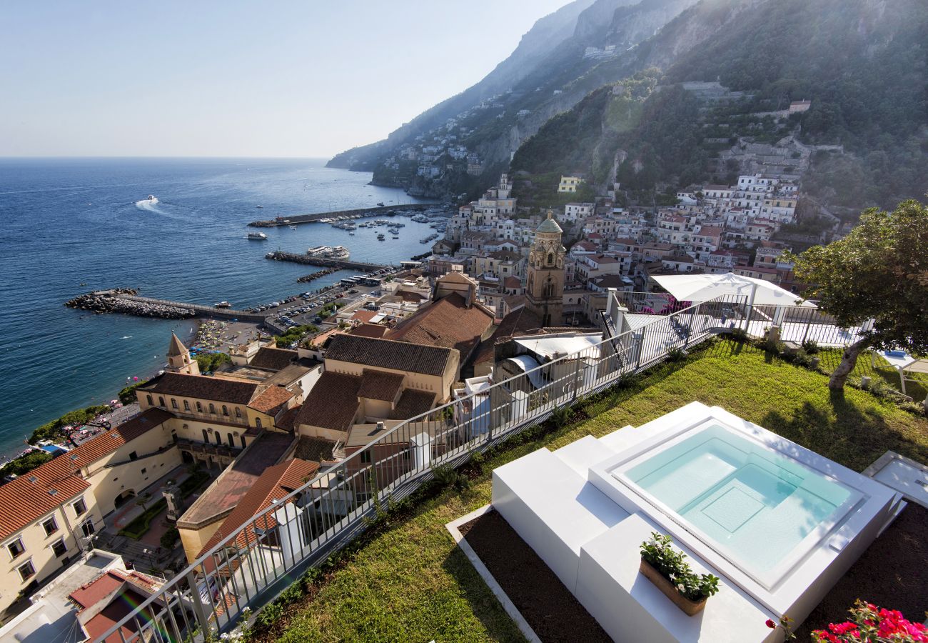 Villa a Amalfi - AMORE RENTALS - Palazzo della Storia con Vista Mare, Vasca Idromassaggio, Terrazzi, Colazione e Aria Condizionata