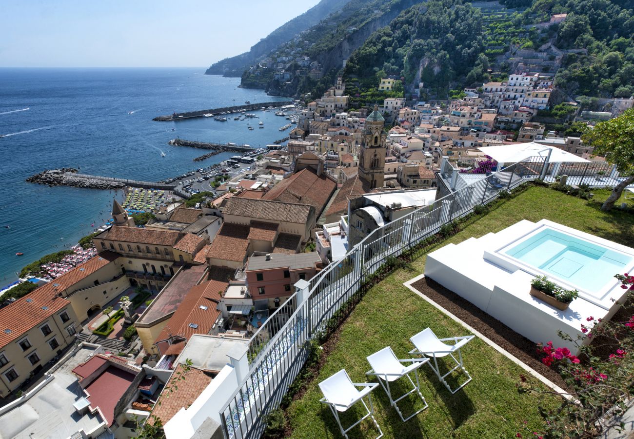 Villa a Amalfi - AMORE RENTALS - Palazzo della Storia con Vista Mare, Vasca Idromassaggio, Terrazzi, Colazione e Aria Condizionata