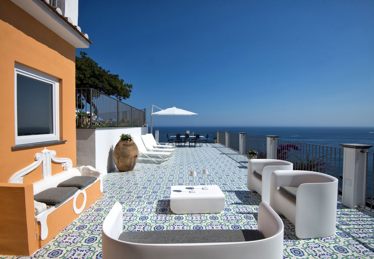 Villa a Amalfi - AMORE RENTALS - Palazzo della Storia con Vista Mare, Vasca Idromassaggio, Terrazzi, Colazione e Aria Condizionata