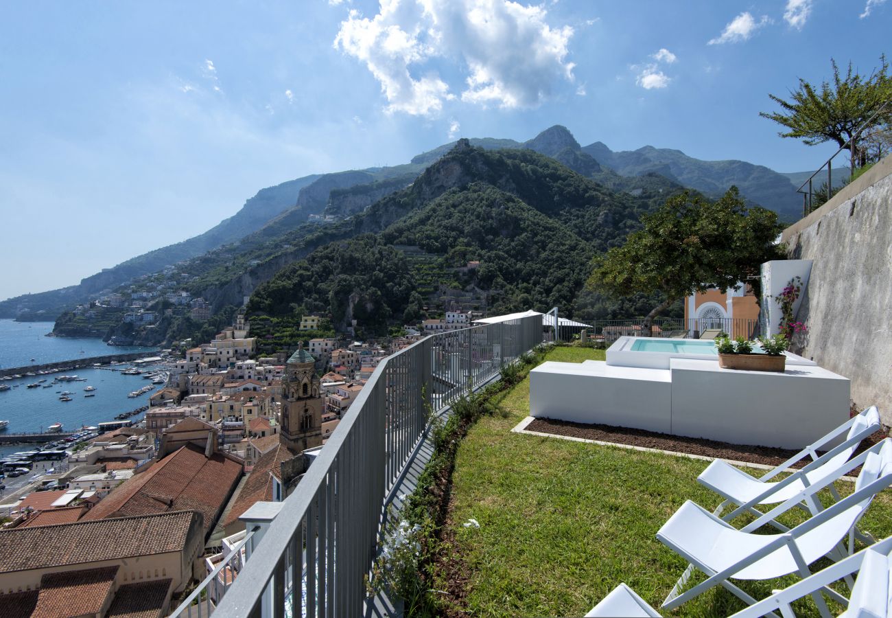 Villa a Amalfi - AMORE RENTALS - Palazzo della Storia con Vista Mare, Vasca Idromassaggio, Terrazzi, Colazione e Aria Condizionata