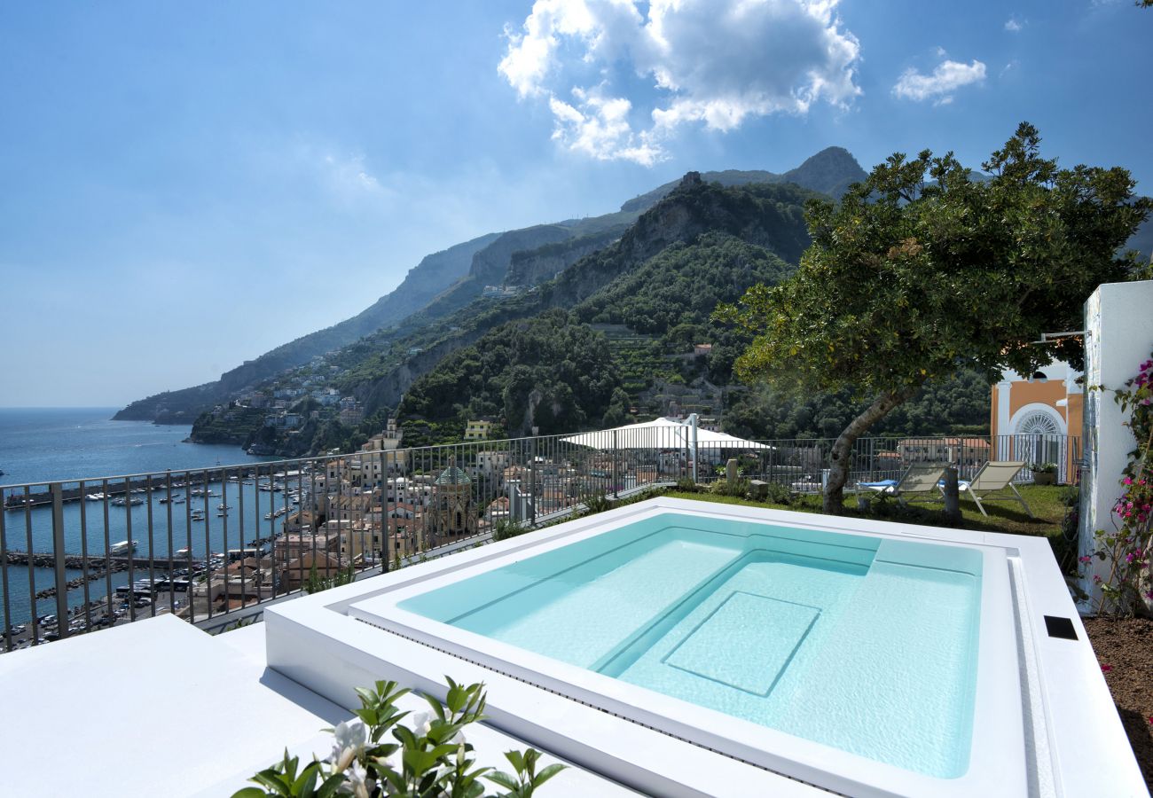 Villa a Amalfi - AMORE RENTALS - Palazzo della Storia con Vista Mare, Vasca Idromassaggio, Terrazzi, Colazione e Aria Condizionata