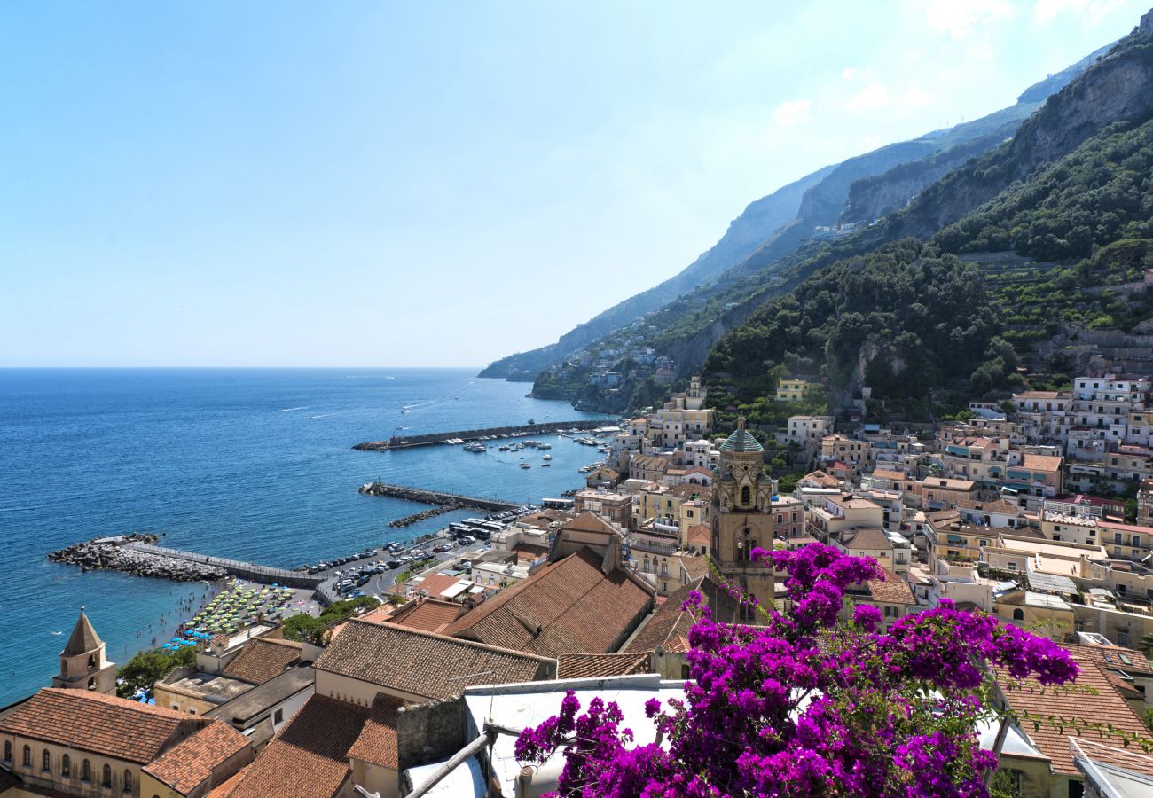 Villa a Amalfi - AMORE RENTALS - Palazzo della Storia con Vista Mare, Vasca Idromassaggio, Terrazzi, Colazione e Aria Condizionata