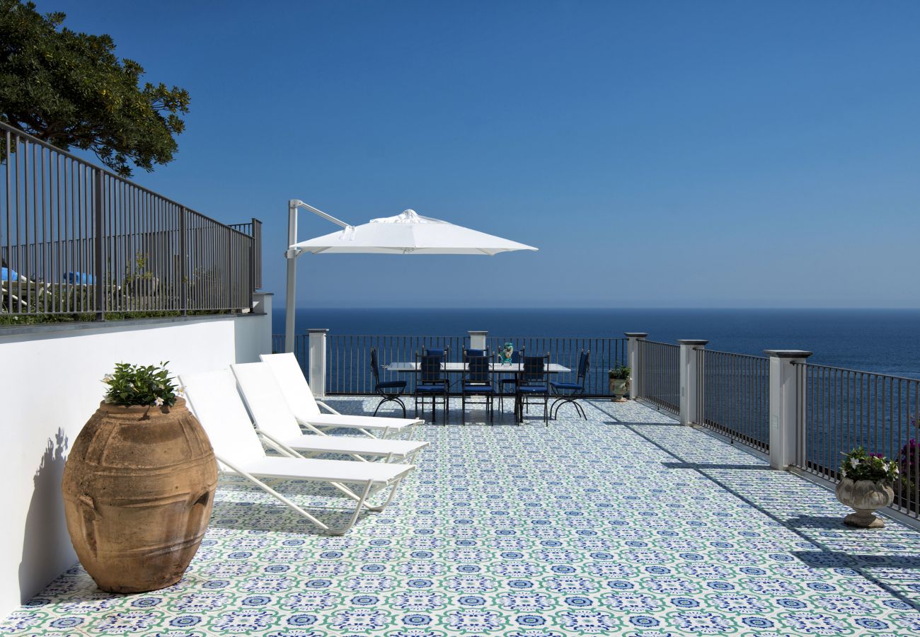 Villa a Amalfi - AMORE RENTALS - Palazzo della Storia con Vista Mare, Vasca Idromassaggio, Terrazzi, Colazione e Aria Condizionata