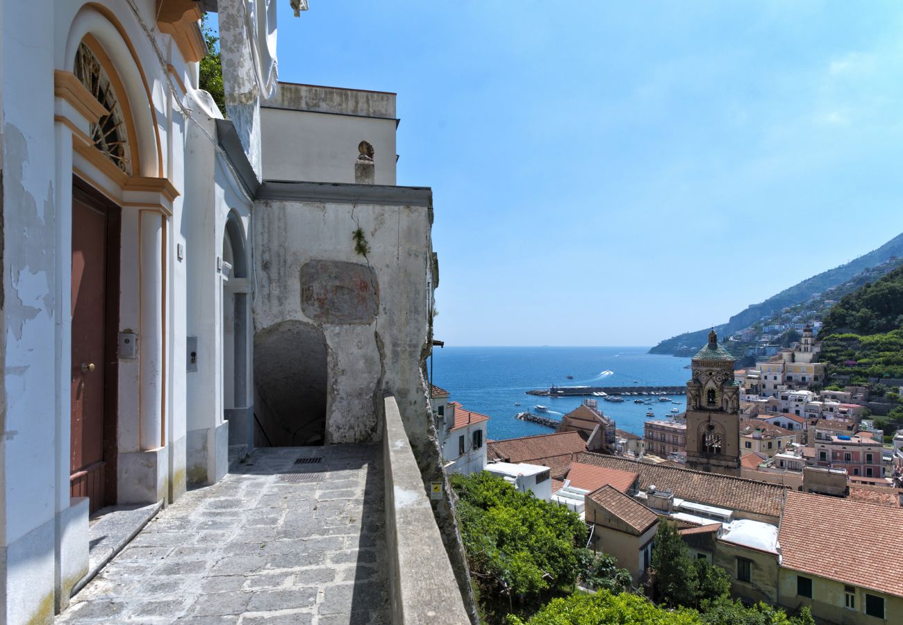 Villa a Amalfi - AMORE RENTALS - Palazzo della Storia con Vista Mare, Vasca Idromassaggio, Terrazzi, Colazione e Aria Condizionata