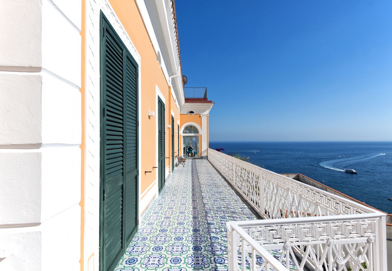 Villa a Amalfi - AMORE RENTALS - Palazzo della Storia con Vista Mare, Vasca Idromassaggio, Terrazzi, Colazione e Aria Condizionata