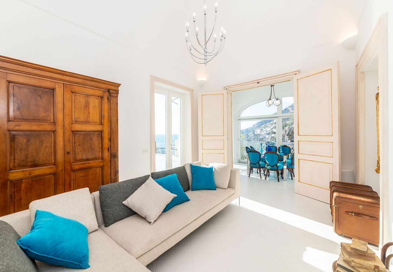 Villa a Amalfi - AMORE RENTALS - Palazzo della Storia con Vista Mare, Vasca Idromassaggio, Terrazzi, Colazione e Aria Condizionata