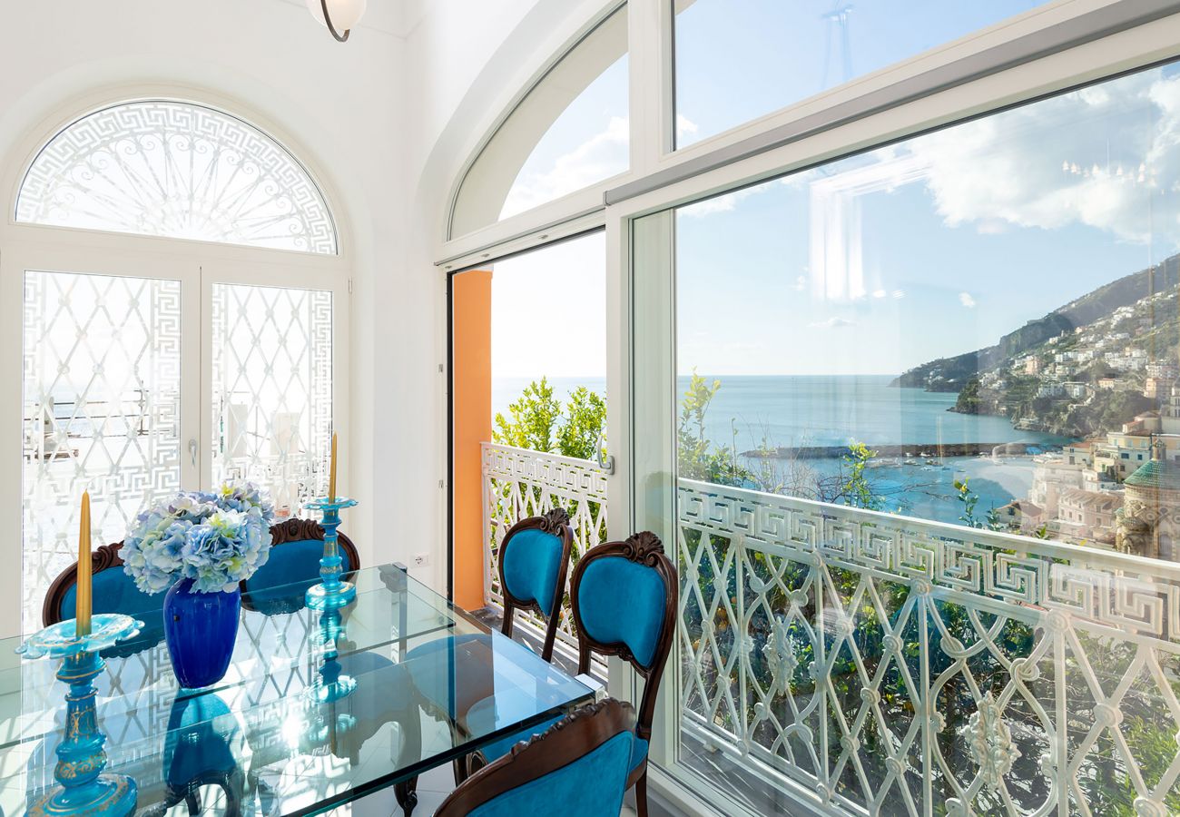 Villa a Amalfi - AMORE RENTALS - Palazzo della Storia con Vista Mare, Vasca Idromassaggio, Terrazzi, Colazione e Aria Condizionata