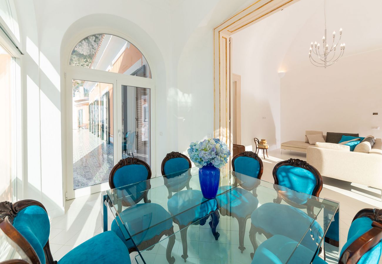 Villa a Amalfi - AMORE RENTALS - Palazzo della Storia con Vista Mare, Vasca Idromassaggio, Terrazzi, Colazione e Aria Condizionata