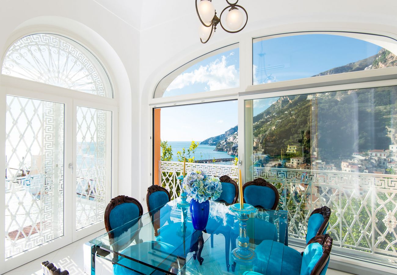 Villa a Amalfi - AMORE RENTALS - Palazzo della Storia con Vista Mare, Vasca Idromassaggio, Terrazzi, Colazione e Aria Condizionata