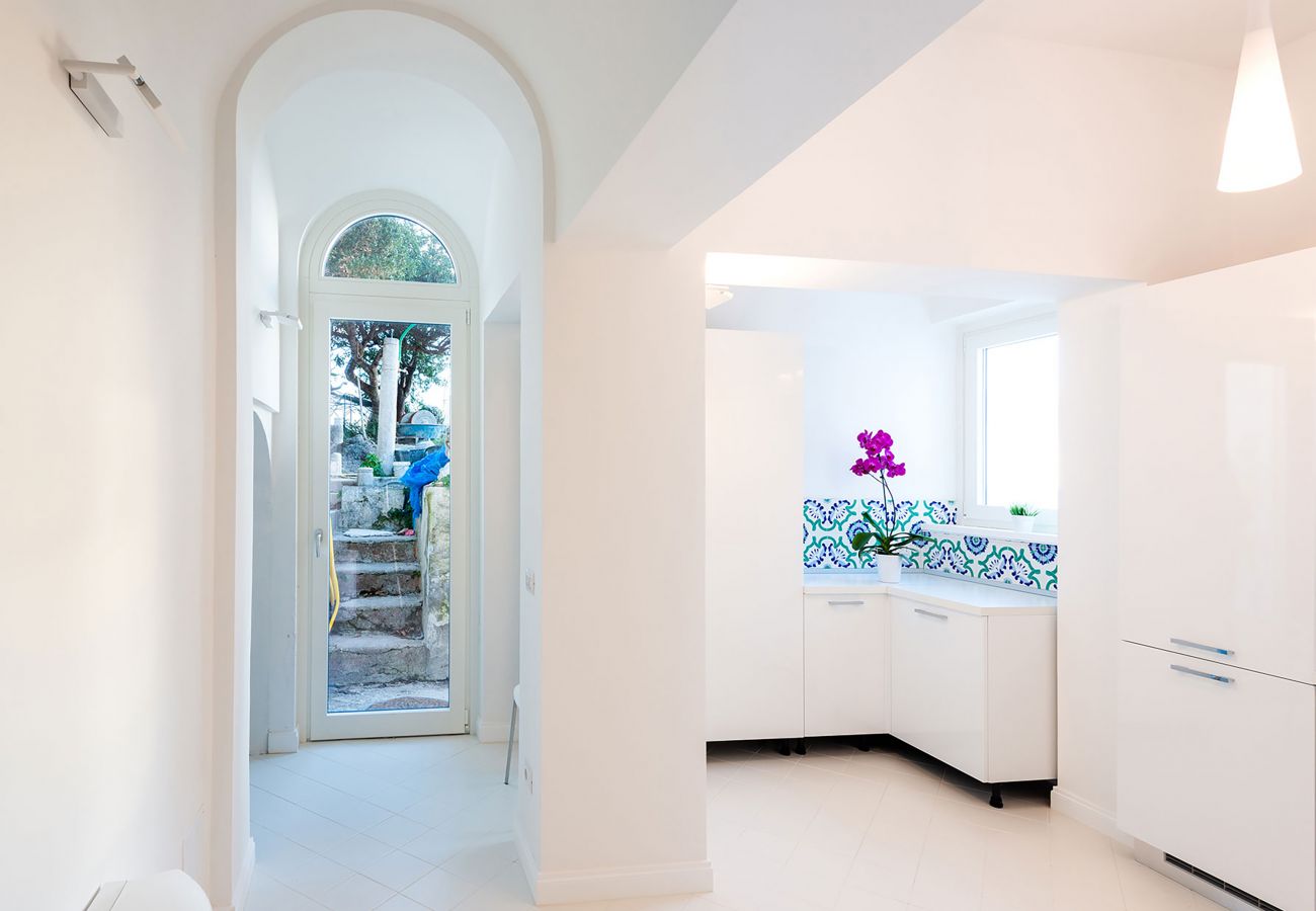 Villa a Amalfi - AMORE RENTALS - Palazzo della Storia con Vista Mare, Vasca Idromassaggio, Terrazzi, Colazione e Aria Condizionata