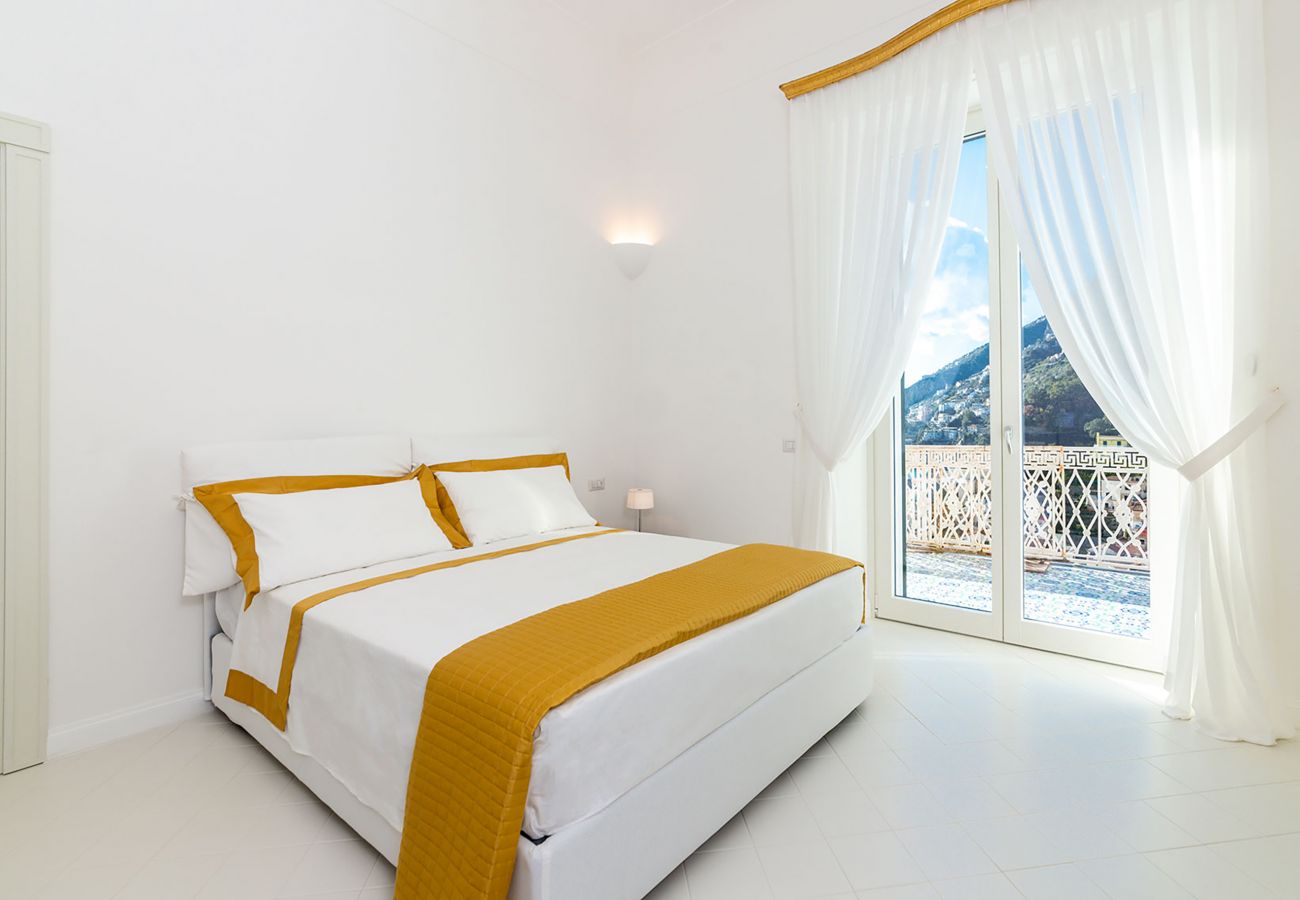 Villa a Amalfi - AMORE RENTALS - Palazzo della Storia con Vista Mare, Vasca Idromassaggio, Terrazzi, Colazione e Aria Condizionata