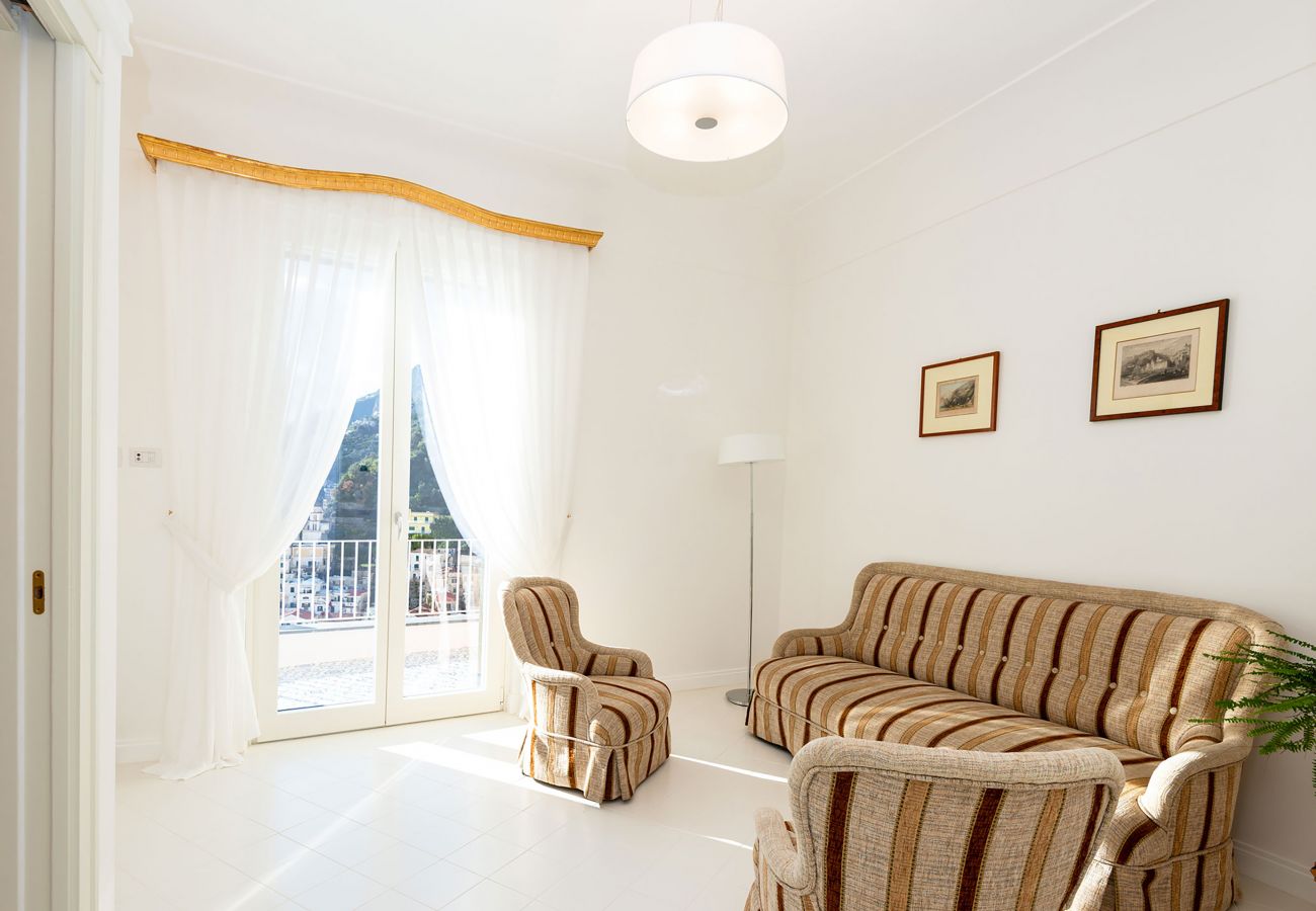 Villa a Amalfi - AMORE RENTALS - Palazzo della Storia con Vista Mare, Vasca Idromassaggio, Terrazzi, Colazione e Aria Condizionata