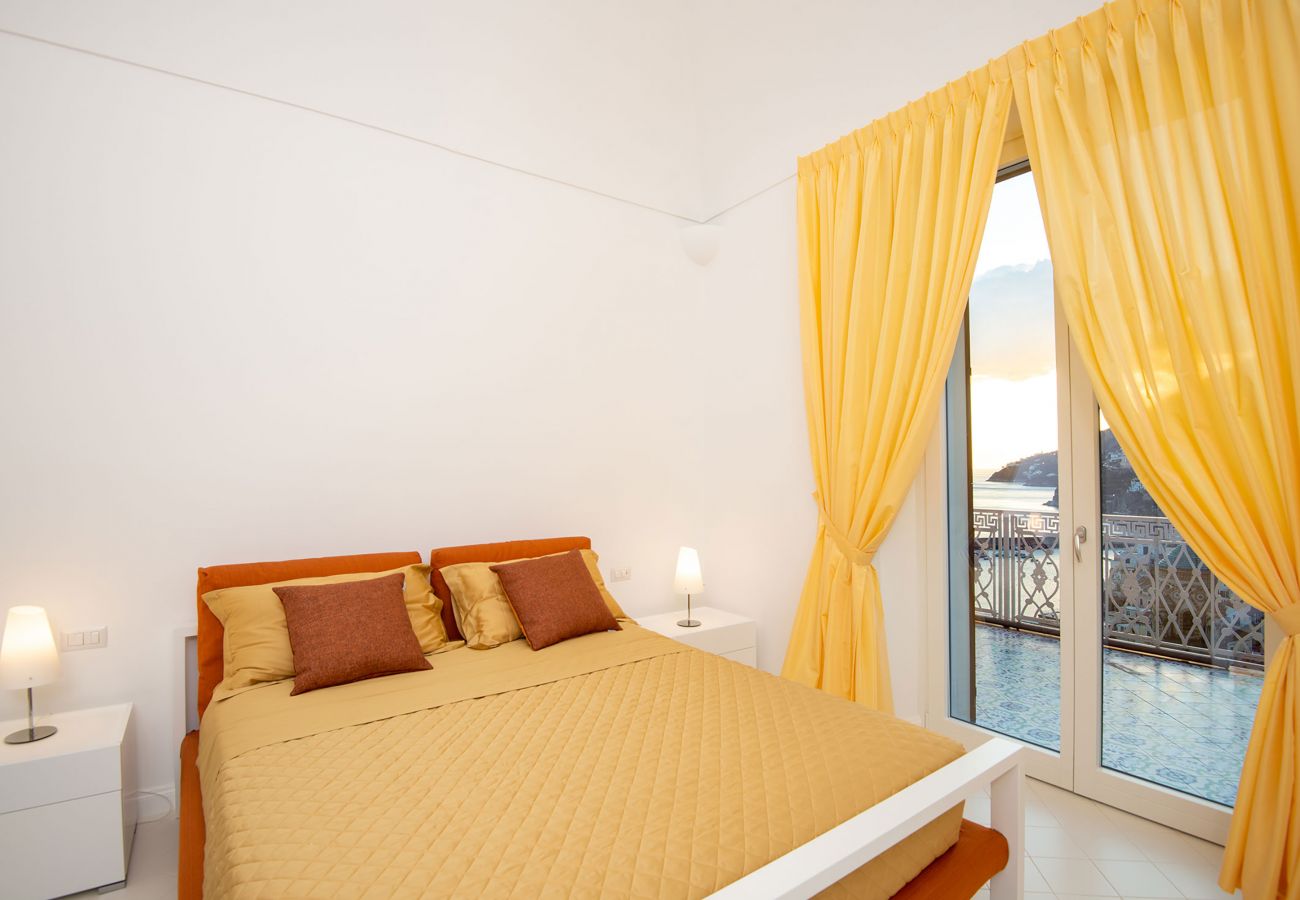 Villa a Amalfi - AMORE RENTALS - Palazzo della Storia con Vista Mare, Vasca Idromassaggio, Terrazzi, Colazione e Aria Condizionata