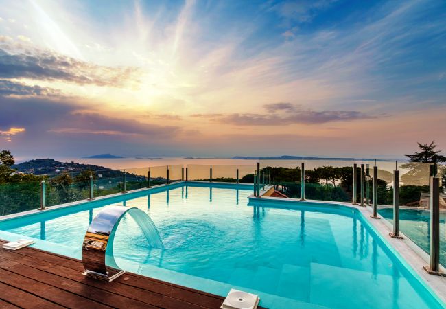 Villa a Sorrento - AMORE RENTALS -Villa Eva con Piscina, SPA, Terrazzi, Vista Mare, Parcheggio e Aria Condizionata