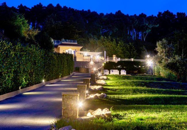 Villa a Sorrento - AMORE RENTALS -Villa Eva con Piscina, SPA, Terrazzi, Vista Mare, Parcheggio e Aria Condizionata