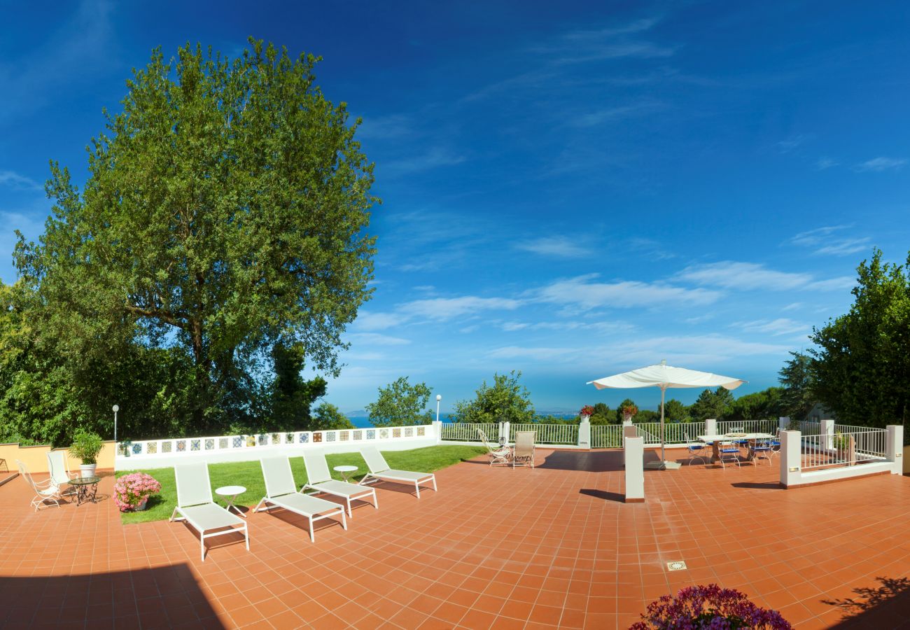 Villa a Sorrento - AMORE RENTALS -Villa Eva con Piscina, SPA, Terrazzi, Vista Mare, Parcheggio e Aria Condizionata