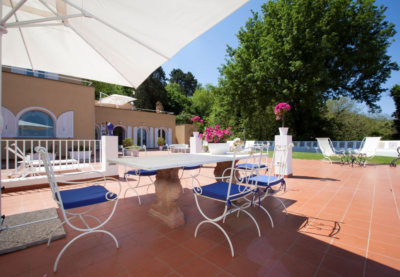 Villa a Sorrento - AMORE RENTALS -Villa Eva con Piscina, SPA, Terrazzi, Vista Mare, Parcheggio e Aria Condizionata