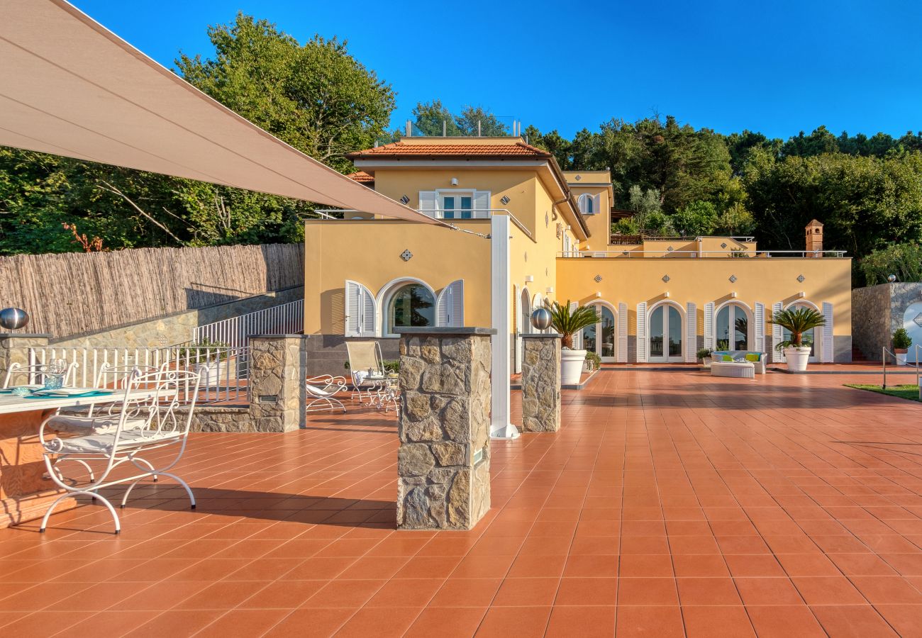 Villa a Sorrento - AMORE RENTALS -Villa Eva con Piscina, SPA, Terrazzi, Vista Mare, Parcheggio e Aria Condizionata