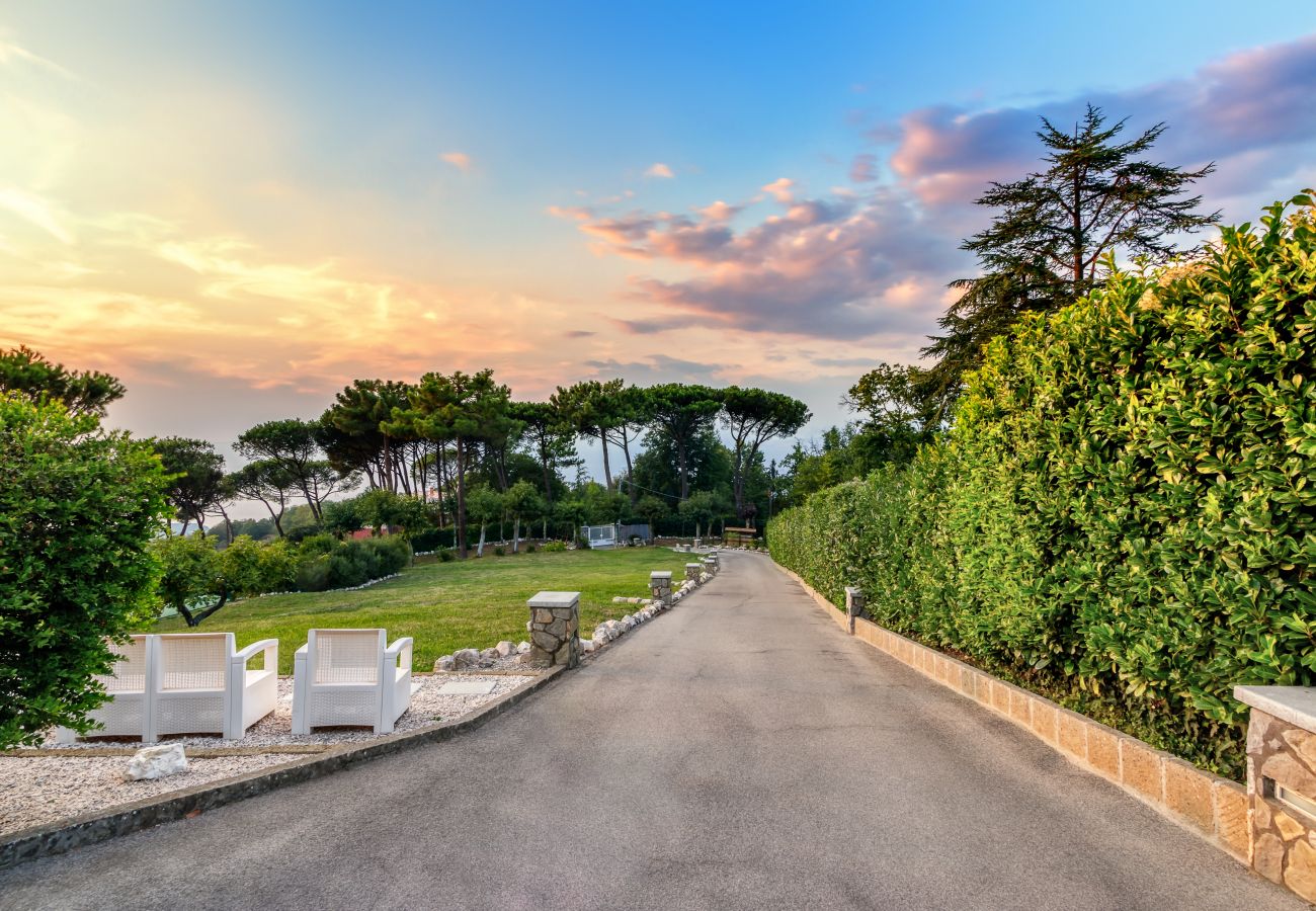 Villa a Sorrento - AMORE RENTALS -Villa Eva con Piscina, SPA, Terrazzi, Vista Mare, Parcheggio e Aria Condizionata