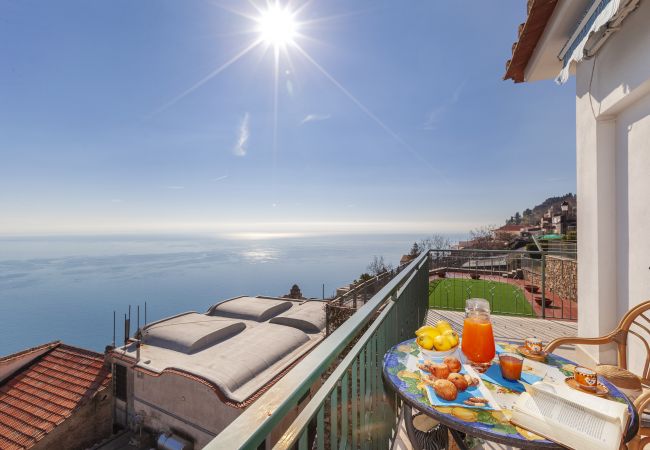  a Ravello - AMORE RENTALS - Residenza Rosalia 1 con Vista Mare, Terrazzi Privati e Aria Condizionata